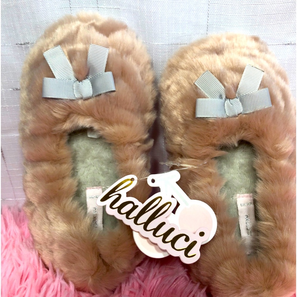 Halluci Kids Christmas Slippers, Pink Size 28/29 New With Tag  Beautiful Soft.